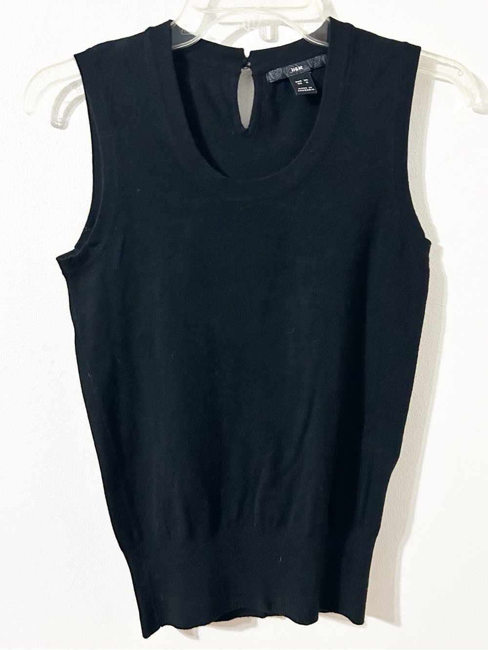 H&M Black Sleeveless Knit Top Vest Scoop Neck Keyhole Back Size 6